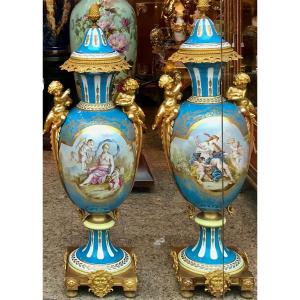 Paire De Vases Sèvres Bleu Ciel Sur Monture De Bronze Doré Signé Quentin. Réf: 199