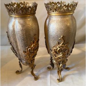 PAIRE DE VASES EN BRONZE DORÉ ET LAITON MARTELÉ ARGENTÉ. REF: 381