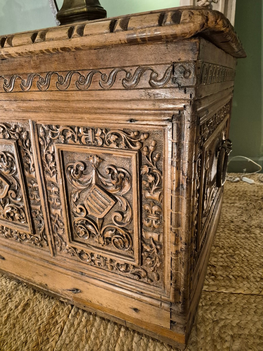 17th Century Walnut Chest-photo-4