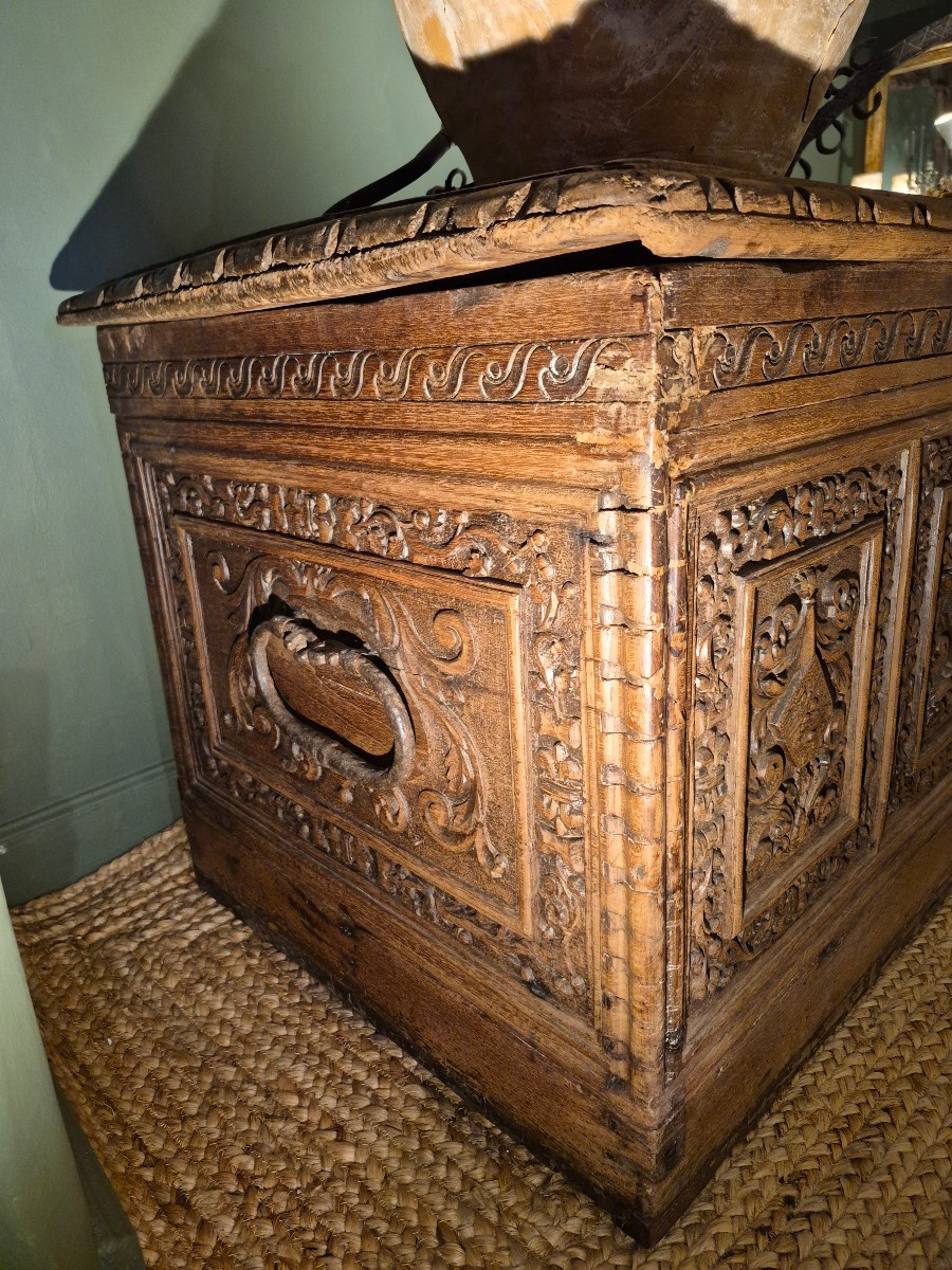 17th Century Walnut Chest-photo-4