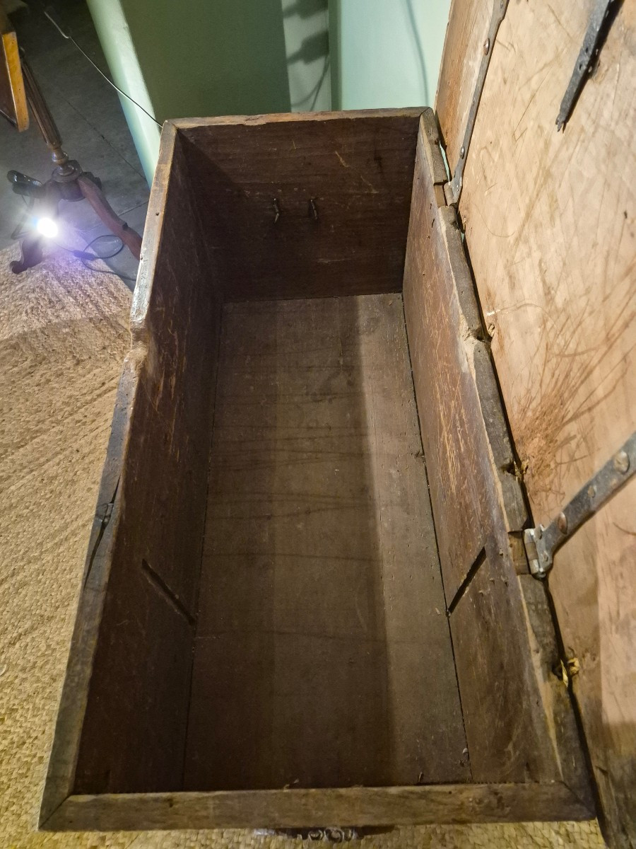 17th Century Walnut Chest-photo-6