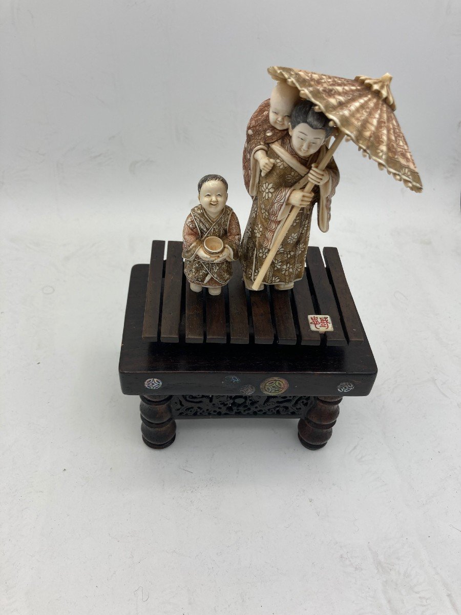 Japanese Ivory Representing A Woman And Her Two Children Under A Parasol-photo-2