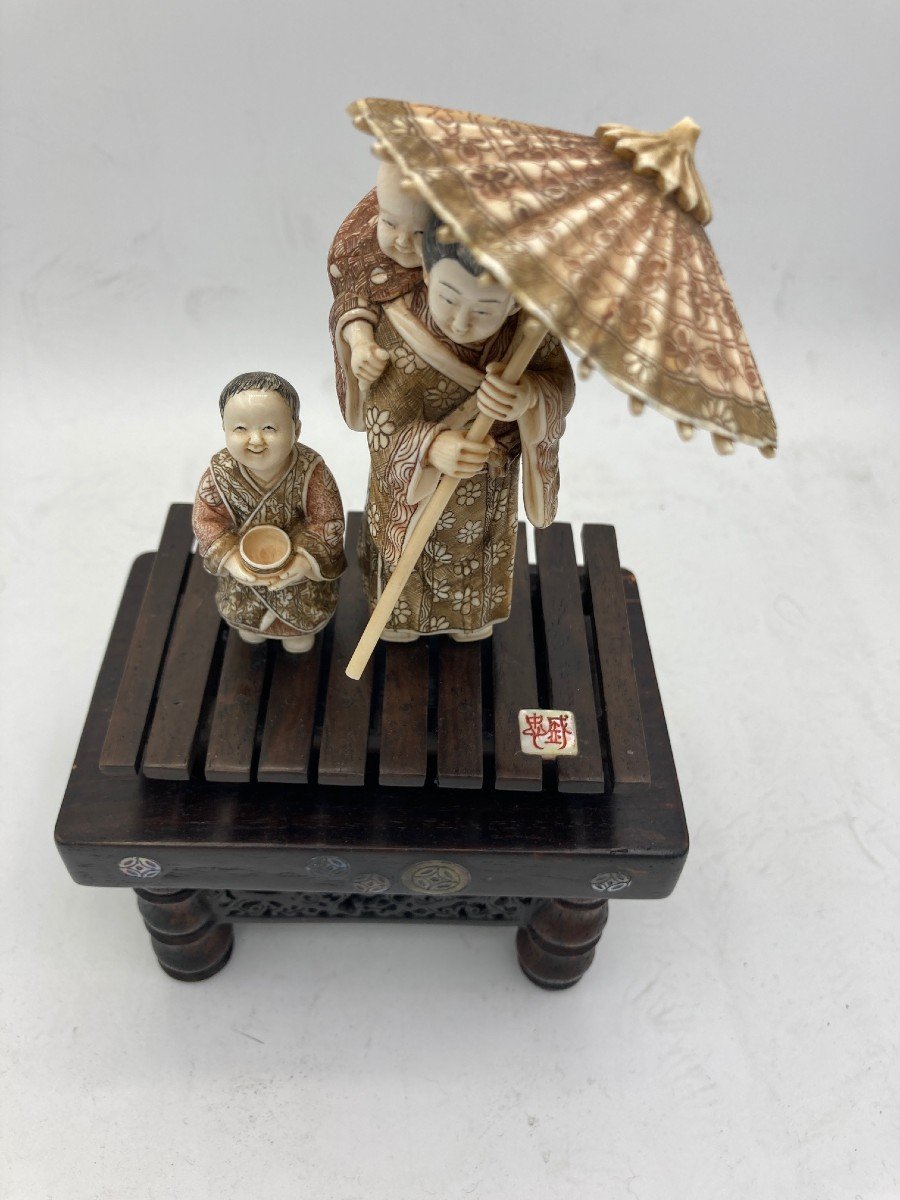 Japanese Ivory Representing A Woman And Her Two Children Under A Parasol-photo-3