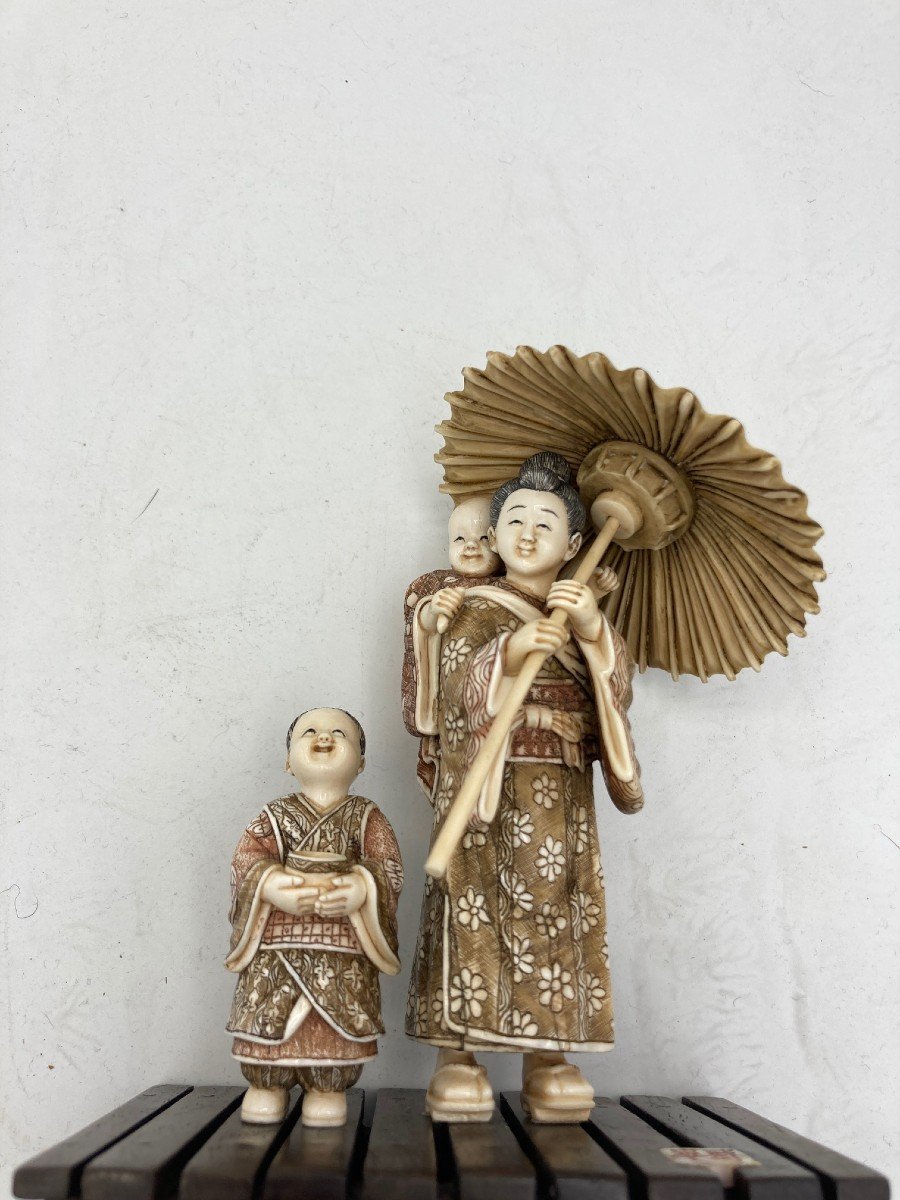 Japanese Ivory Representing A Woman And Her Two Children Under A Parasol