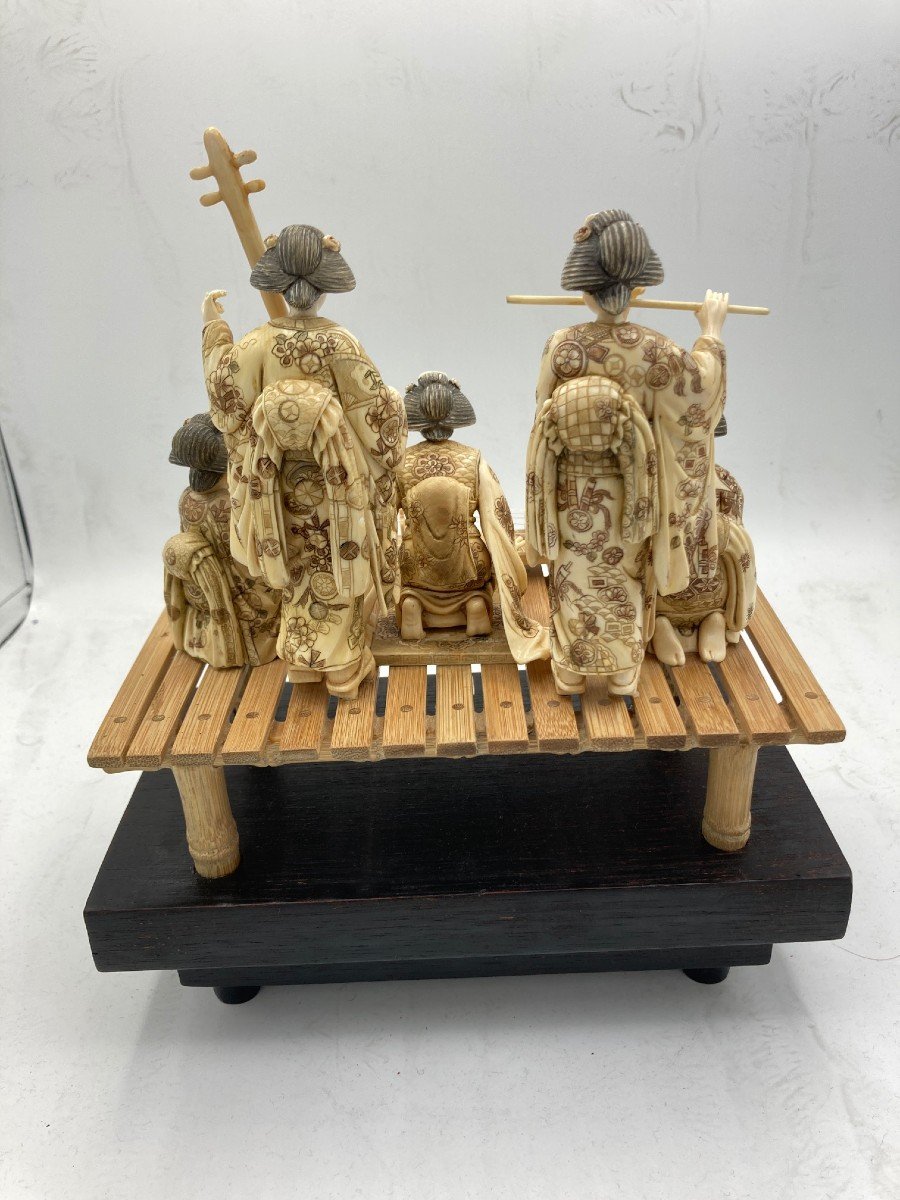 Groupe En Ivoire Japonais Représentant Des Geishas Musiciennes-photo-4
