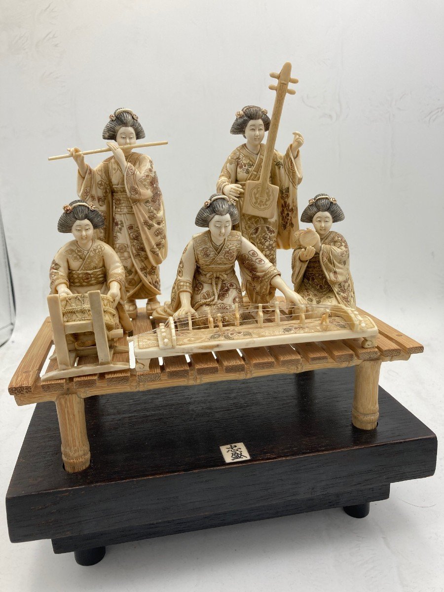 Groupe En Ivoire Japonais Représentant Des Geishas Musiciennes