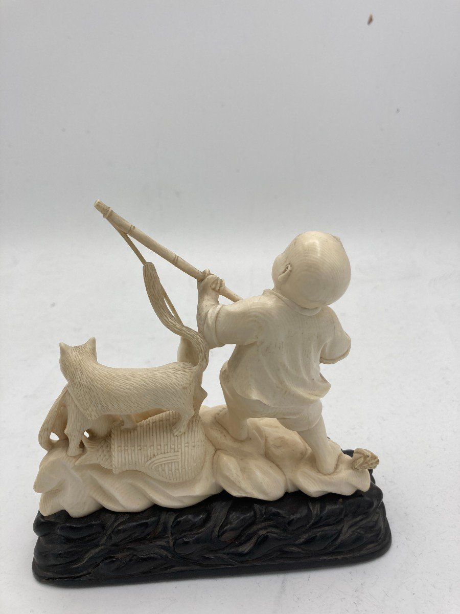 Lovely Ivory Group Representing A Fisherman And Two Cats Wishing To Steal His Fish-photo-3