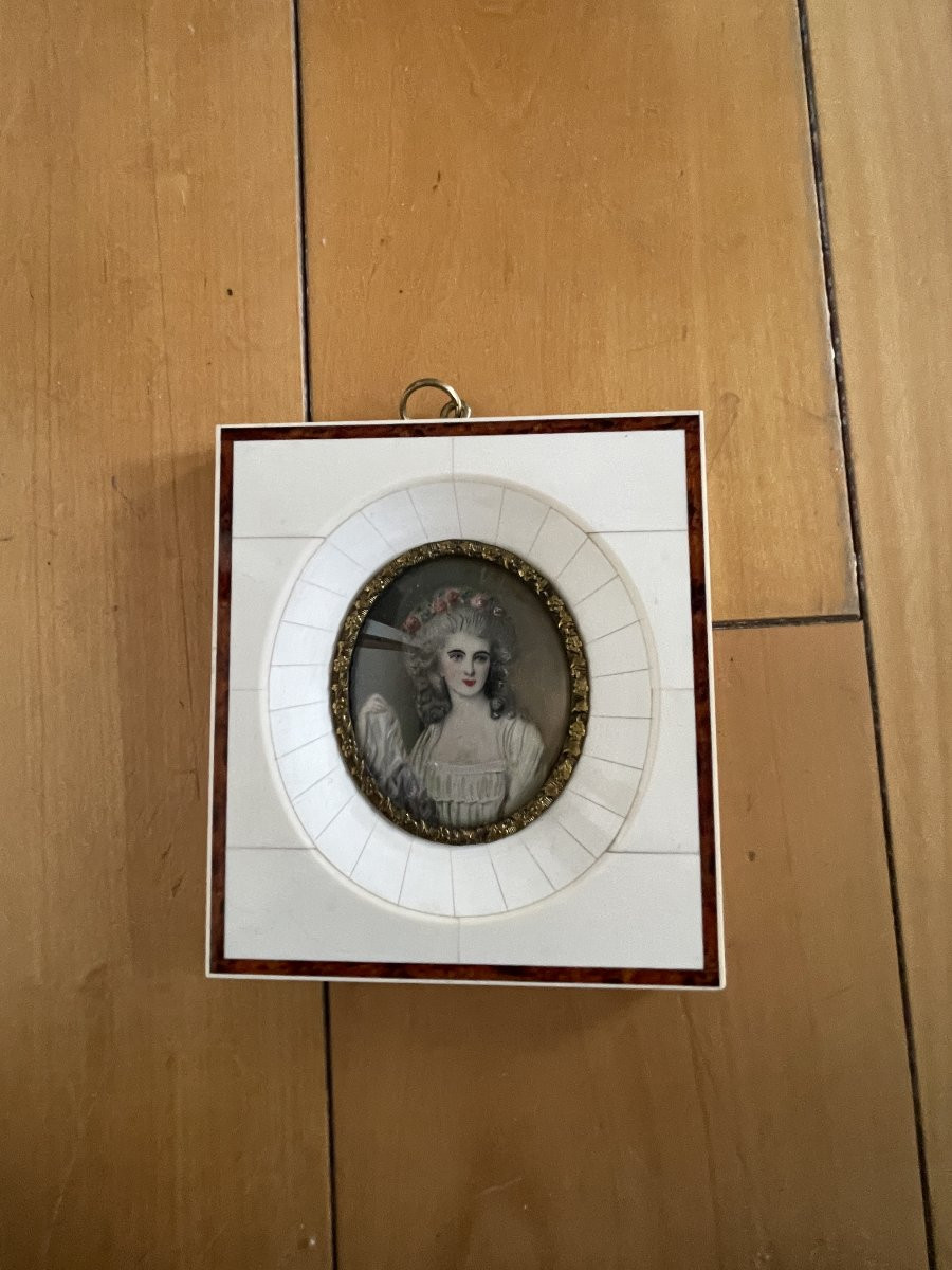 Portrait miniature sur ivoire représentant une femme du XVIII eme siècle-photo-2