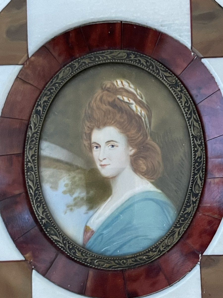 Miniature representant une femme en tenue du XVIII eme siècle-photo-2