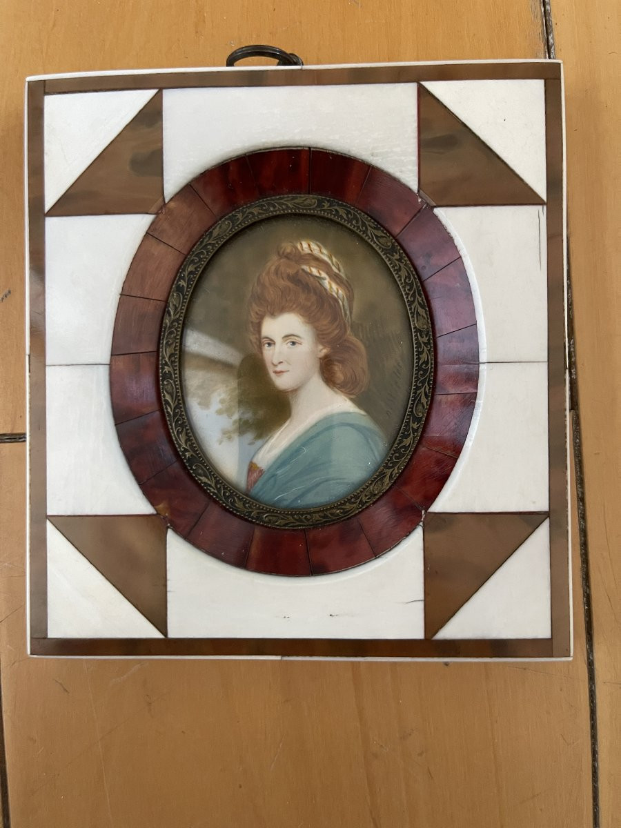 Miniature representant une femme en tenue du XVIII eme siècle-photo-4