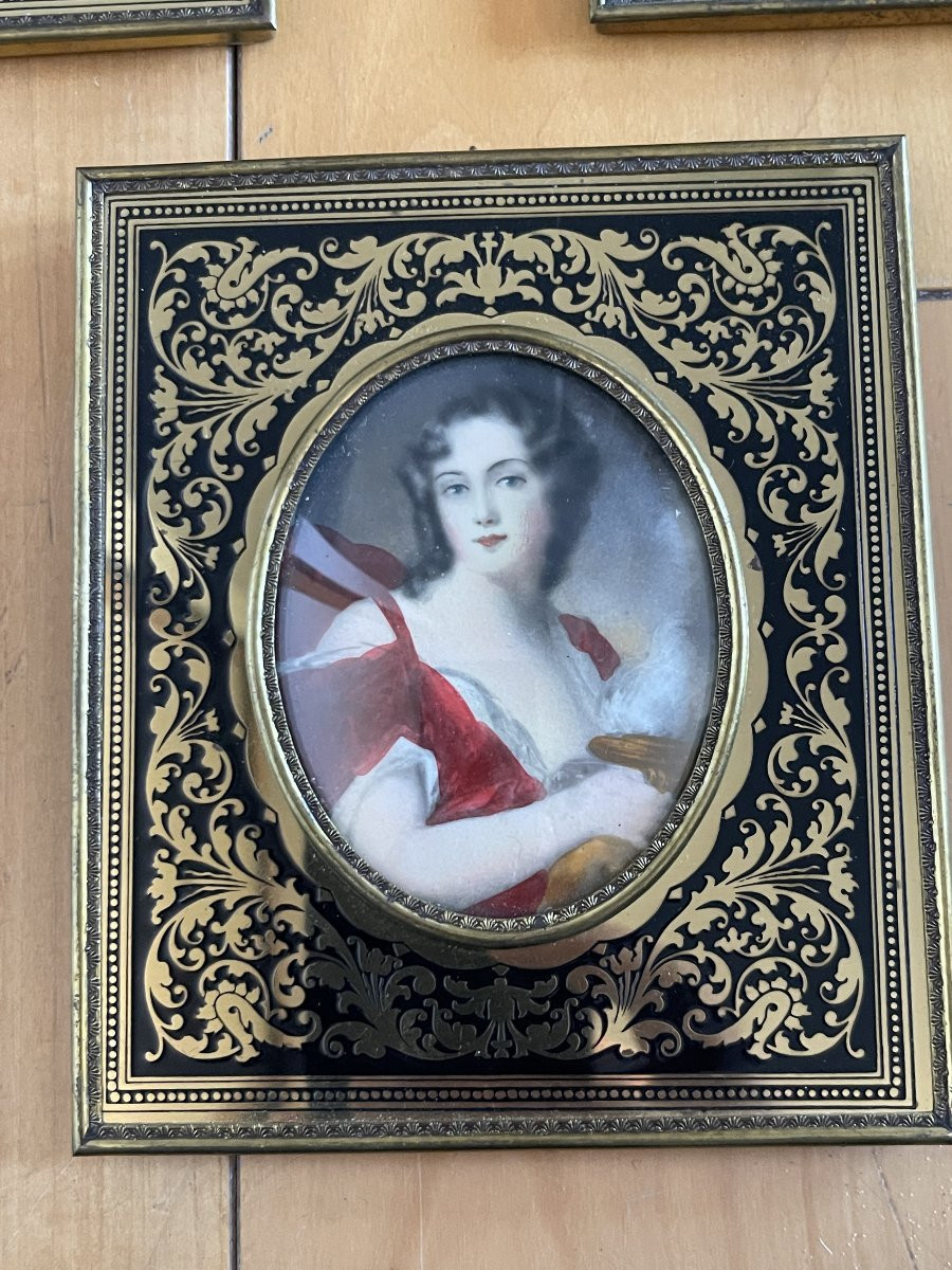 Ensemble de 3 miniatures sur ivoire représentant des femmes du XVII ème siècle-photo-2