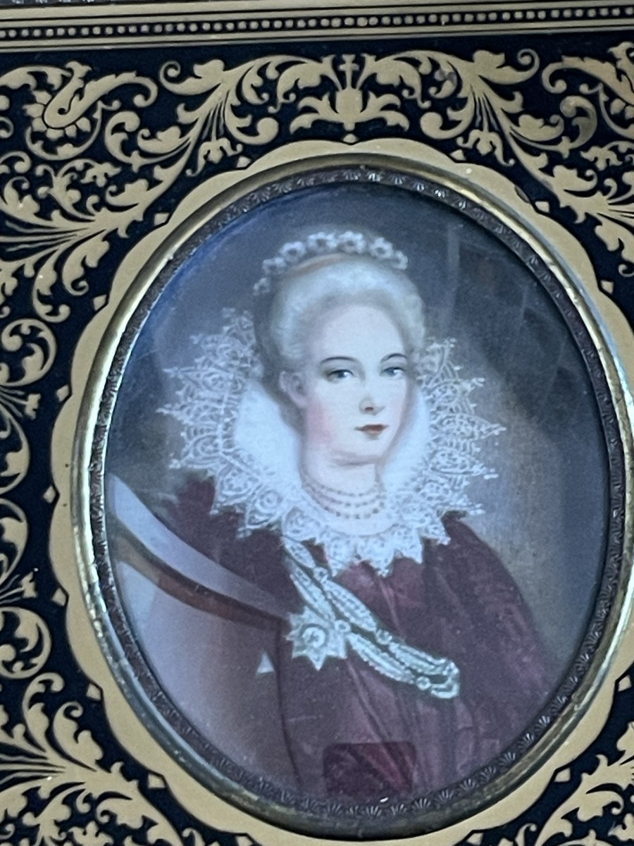 Ensemble de 3 miniatures sur ivoire représentant des femmes du XVII ème siècle-photo-4