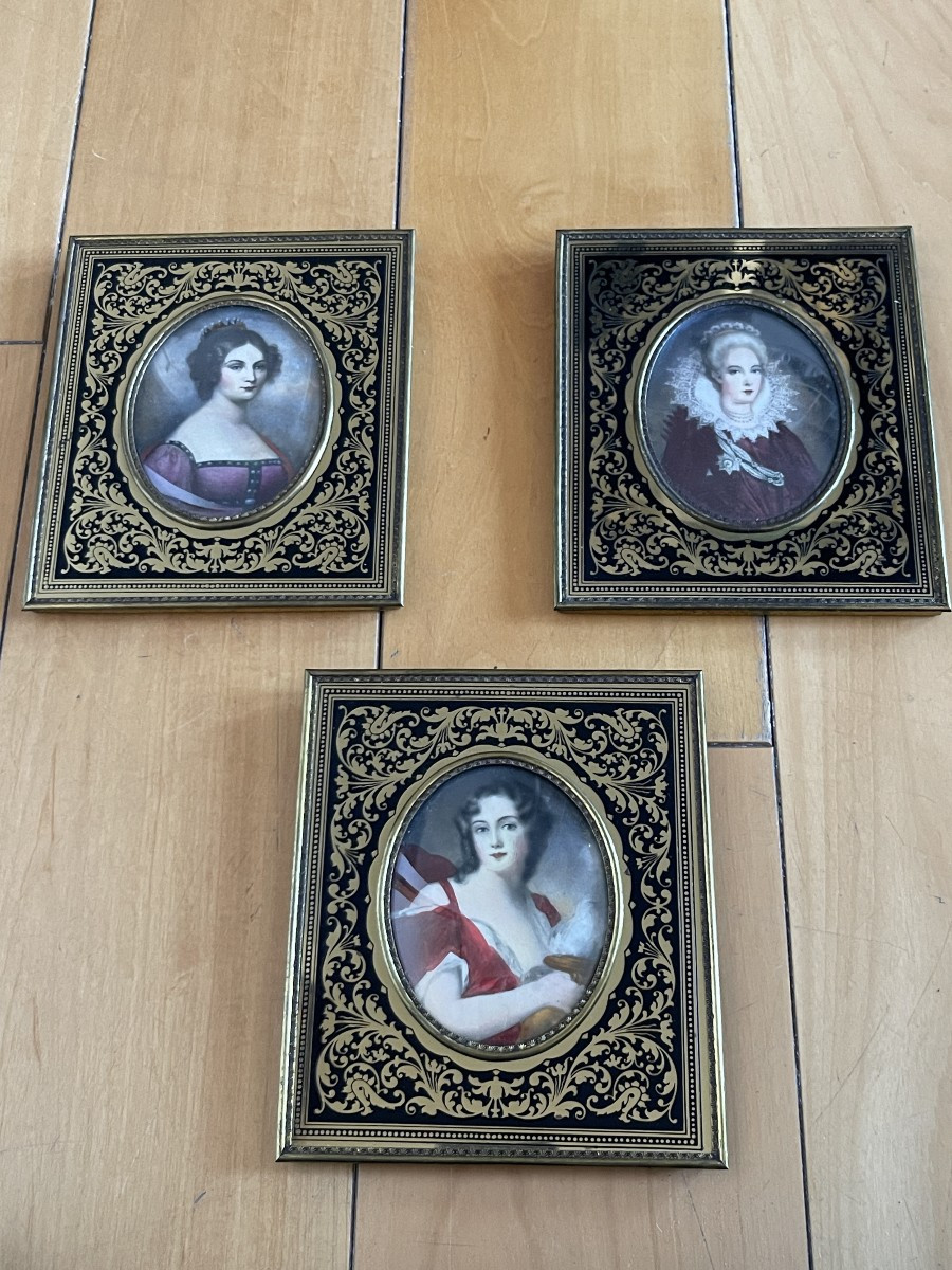 Ensemble de 3 miniatures sur ivoire représentant des femmes du XVII ème siècle