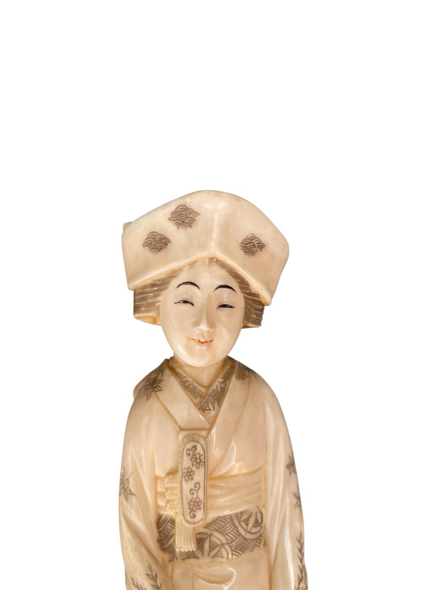 Okimono en ivoire représentant une Geisha-photo-4