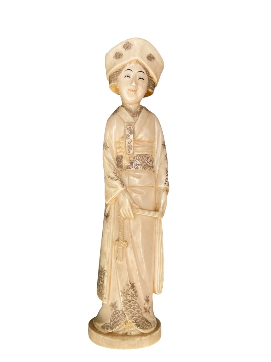 Okimono en ivoire représentant une Geisha