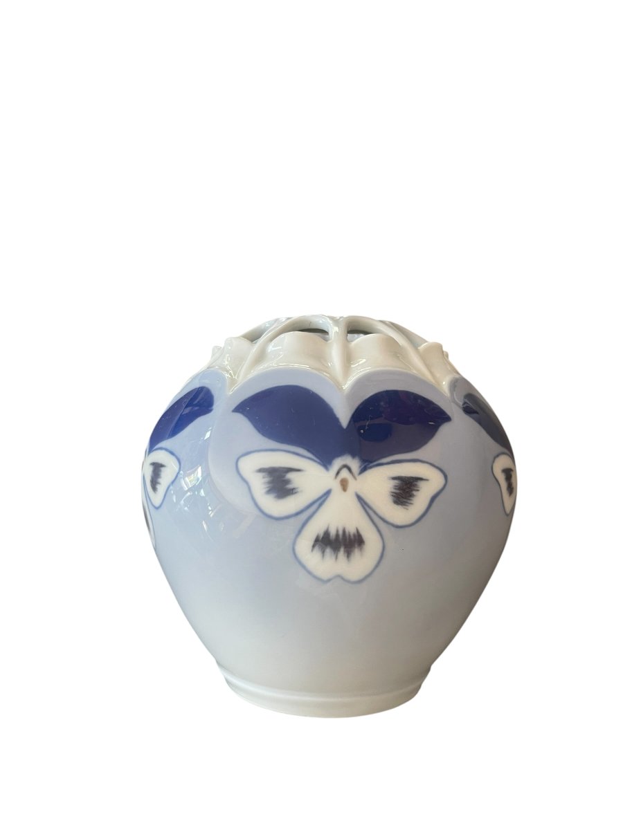 Vase à décor de fleurs en porcelaine signé Royal Copenhague