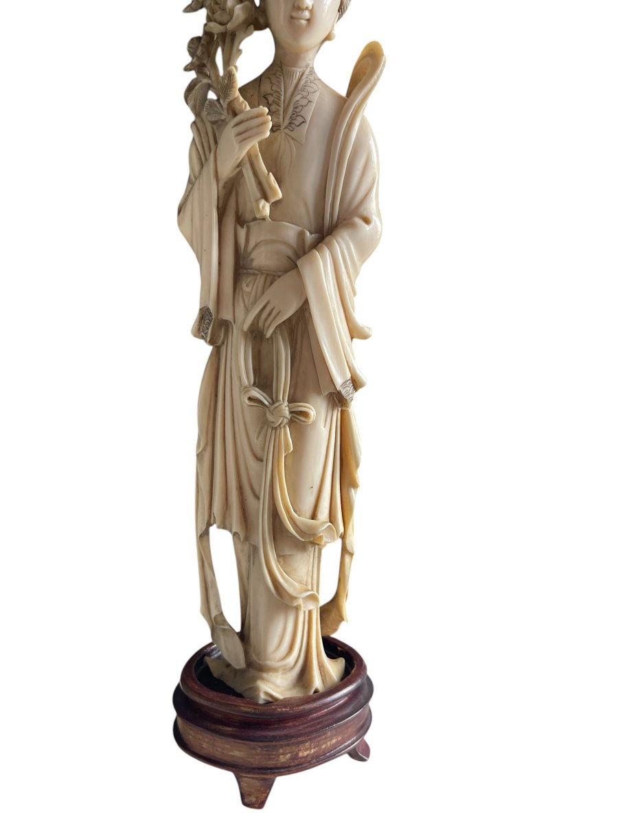 Ivory Sculpture Depicting An Elegant Chinese Woman -photo-3
