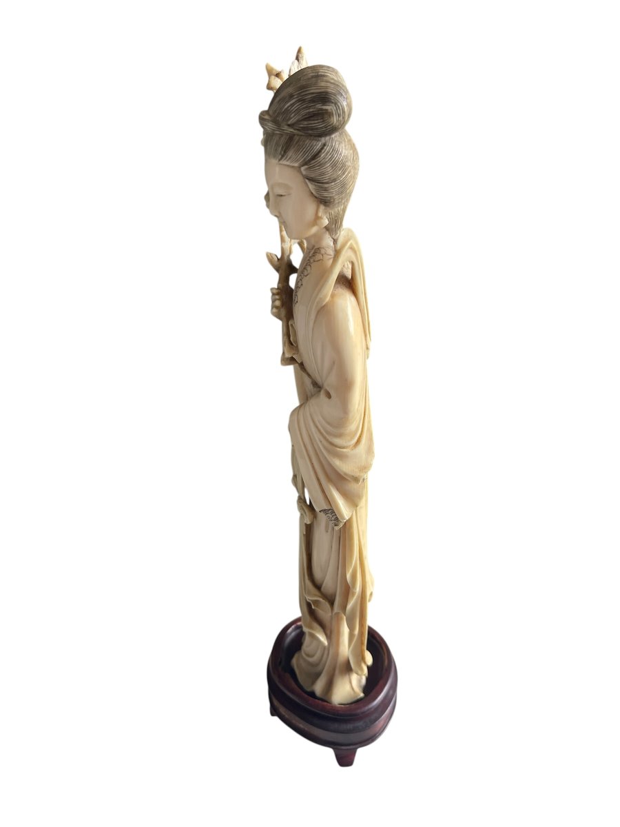 Ivory Sculpture Depicting An Elegant Chinese Woman -photo-4