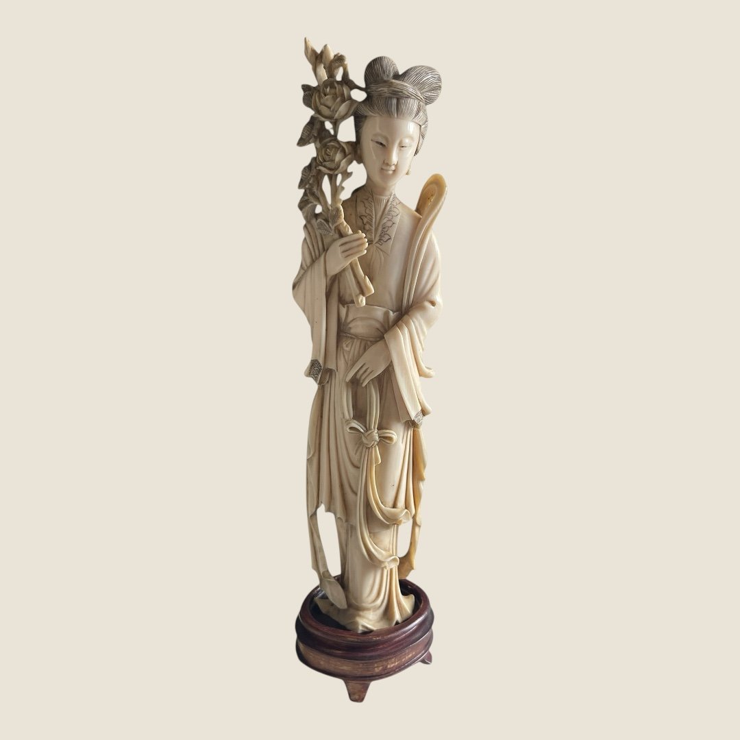 Ivory Sculpture Depicting An Elegant Chinese Woman -photo-1