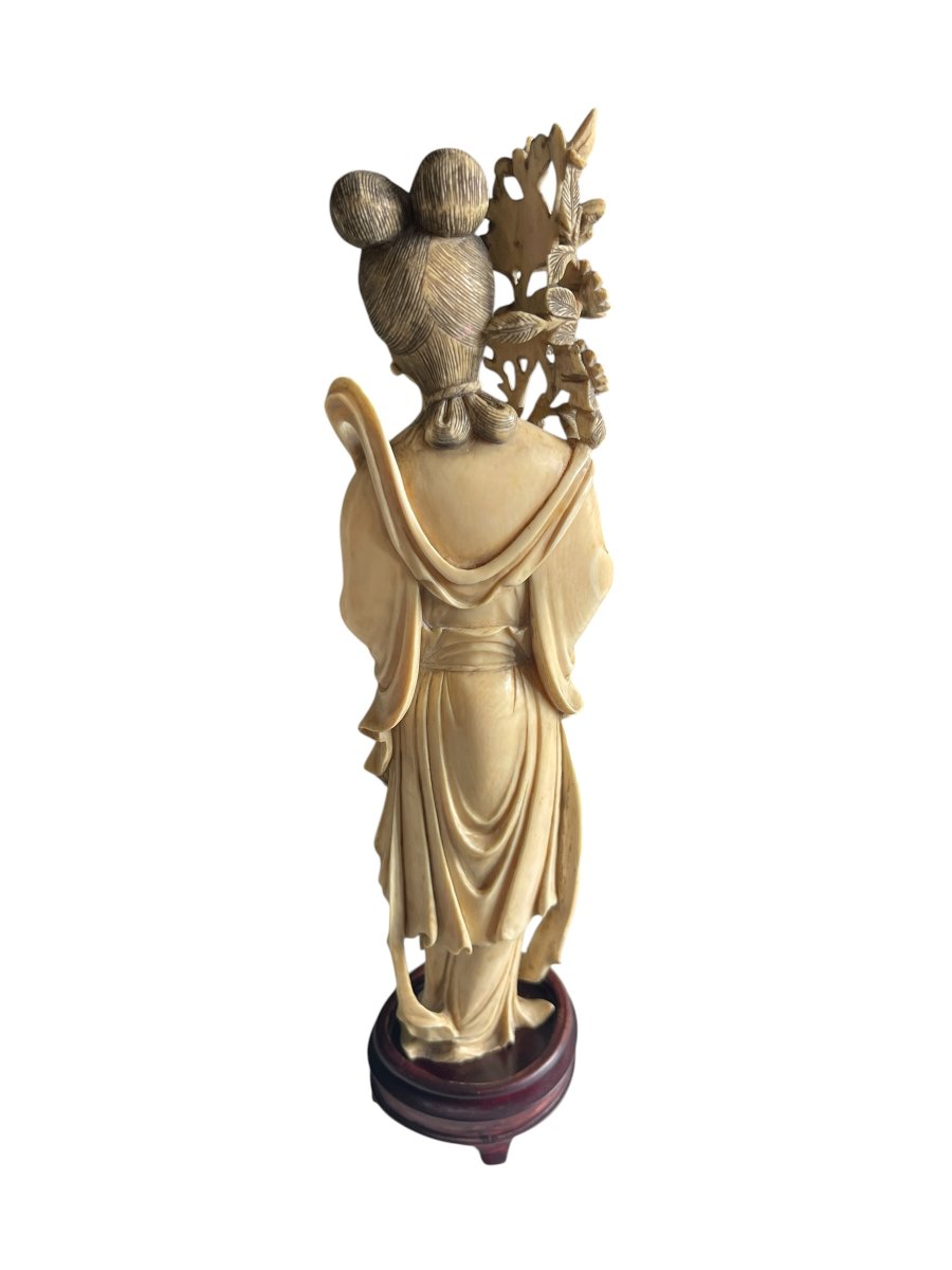 Ivory Sculpture Depicting An Elegant Chinese Woman -photo-2