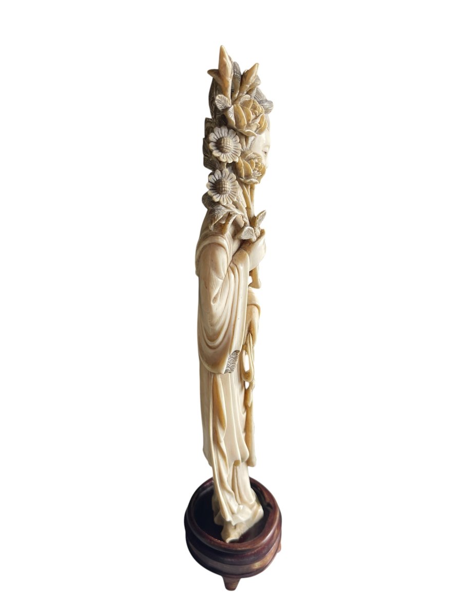 Ivory Sculpture Depicting An Elegant Chinese Woman -photo-4