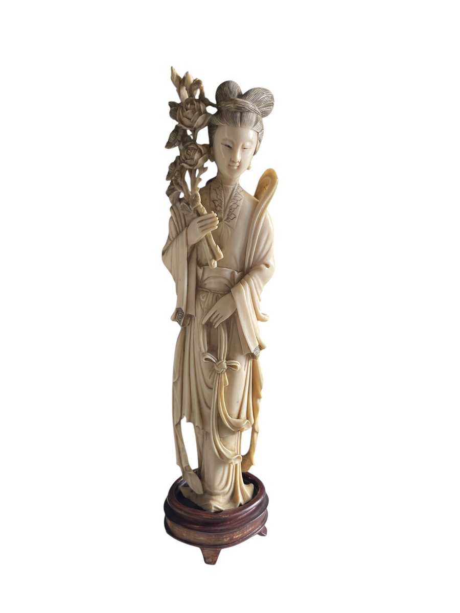 Ivory Sculpture Depicting An Elegant Chinese Woman 