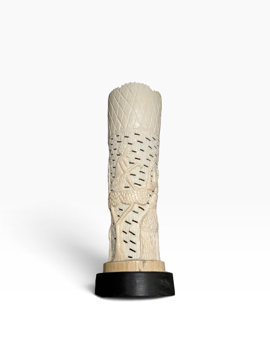Lampe en ivoire ajourée représentant la vie quotidienne en Afrique-photo-7