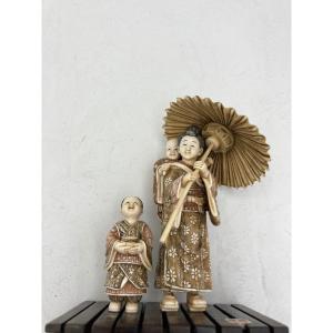 Japanese Ivory Representing A Woman And Her Two Children Under A Parasol