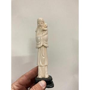 Petite Statuette En Ivoire Représentant Un Vieillard Et Un Enfant 