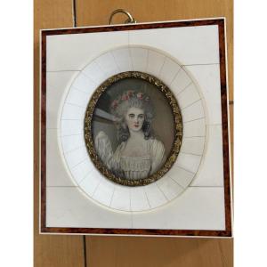 Portrait miniature sur ivoire représentant une femme du XVIII eme siècle