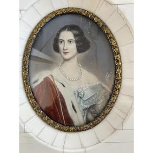 Très belle miniature représentant une élégante du XIX eme siècle