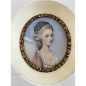 Miniature sur ivoire représentant une jeune femme du XVIII eme siècle