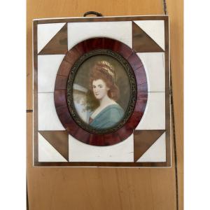 Miniature representant une femme en tenue du XVIII eme siècle