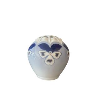 Vase à décor de fleurs en porcelaine signé Royal Copenhague
