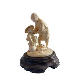 Sculpture père et enfant en ivoire travail Japonais d'époque Meiji