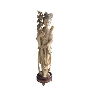 Sculpture en ivoire représentant une élégante chinoise