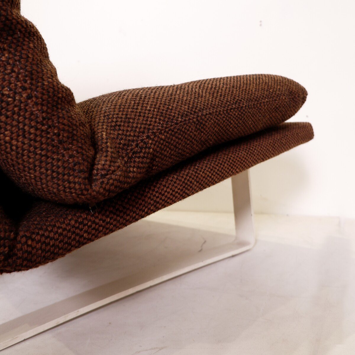 Canapé 2 places en revêtement marron et base blanche par Kho Liang Ie pour Artifort, 1968-photo-5