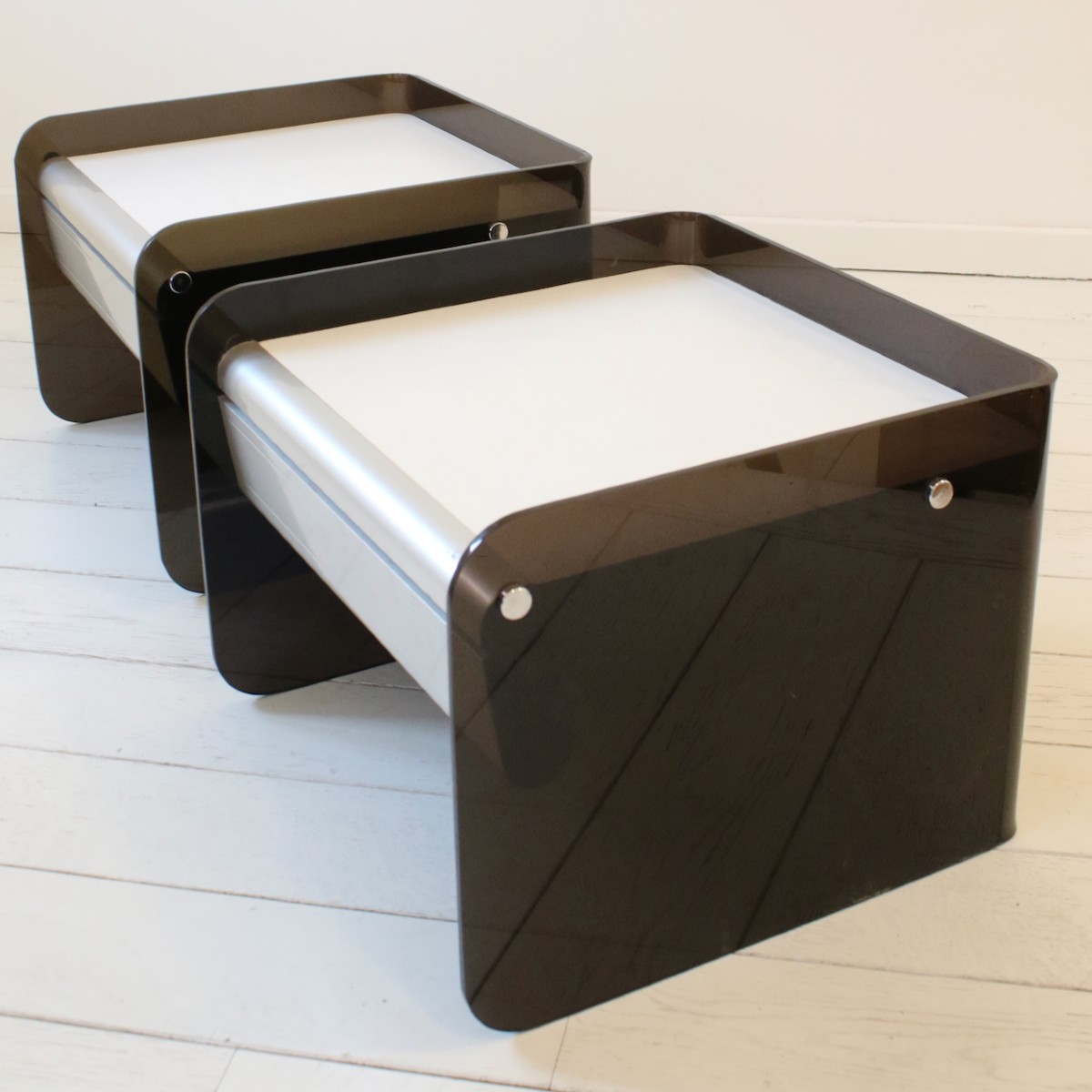  Paire de tables de chevet en Altuglas de Bernard Govin pour Duralinox circa 1970