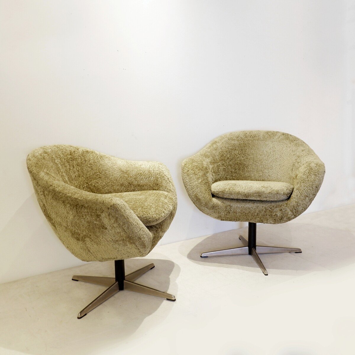 Pair Of Swivel Armchairs In The Overman Mfg Style, 1960s-photo-2