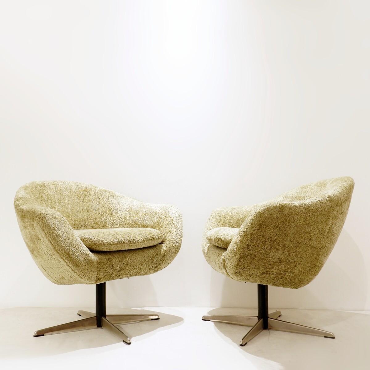 Pair Of Swivel Armchairs In The Overman Mfg Style, 1960s