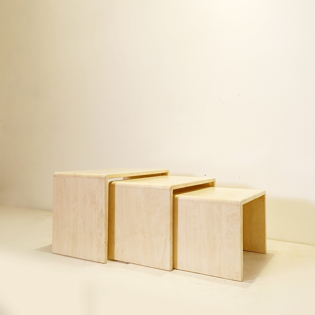 Lot de 3 tables gigognes en travertin italien, années 1970