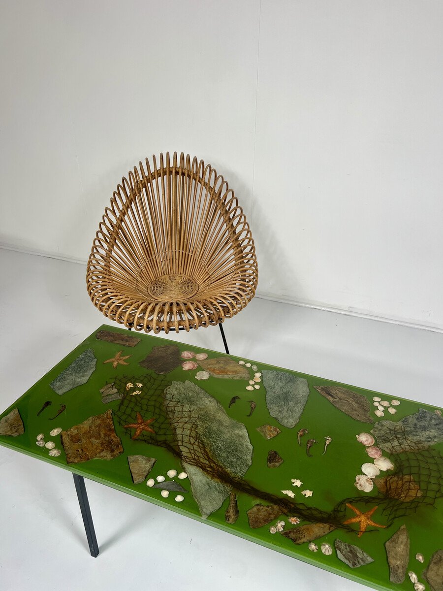 Table basse en résine incrustée