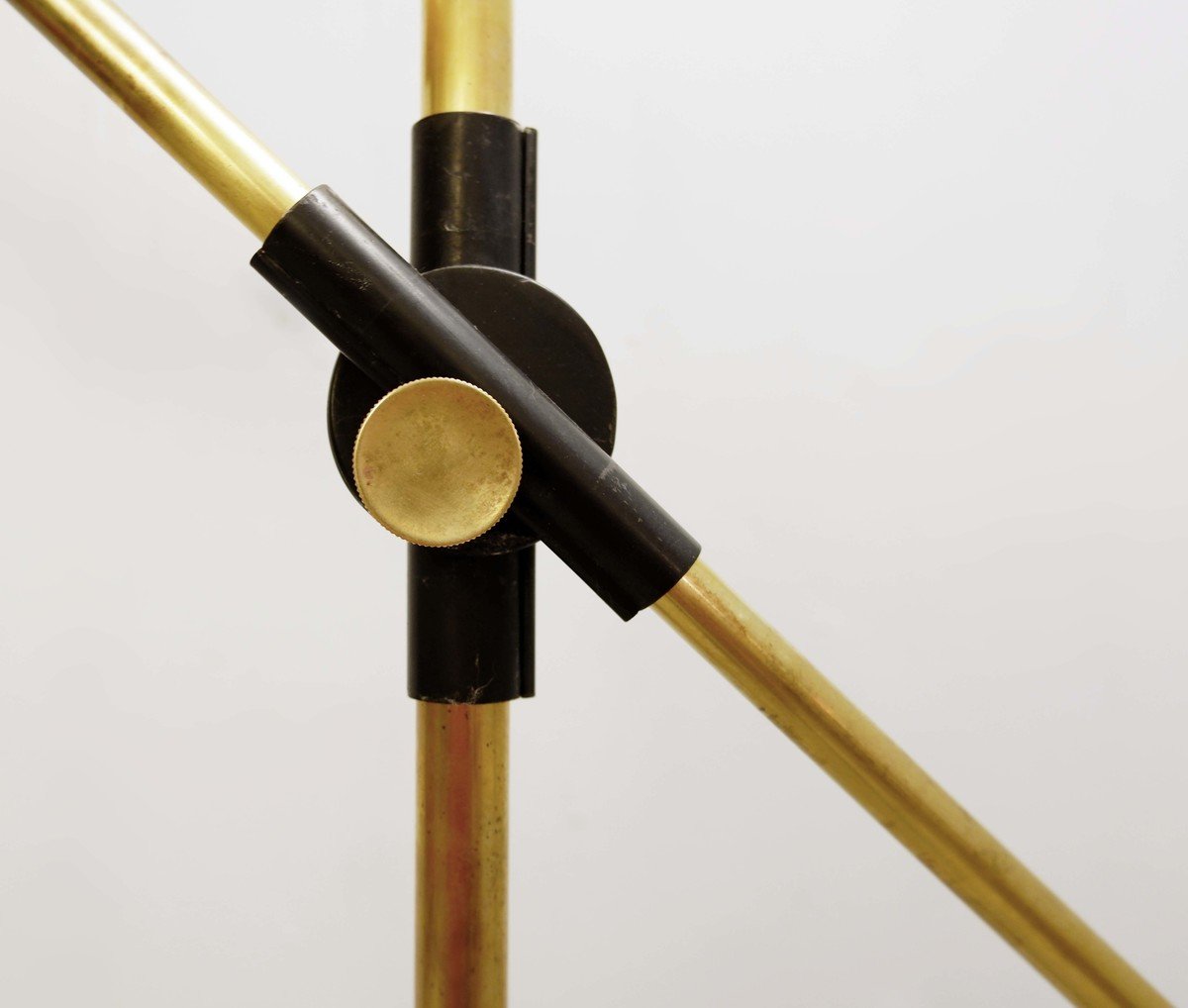 Articulated Floor Lamp Model "555 T" In Golden Brass And Painted Metal By Oscar Torlasco For Lumi-photo-2