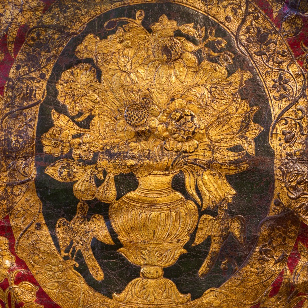 Paire de cuirs gaufrés et dorés, dits "de Cordoue", France, Vallée du Rhône, fin XVIIe siècle