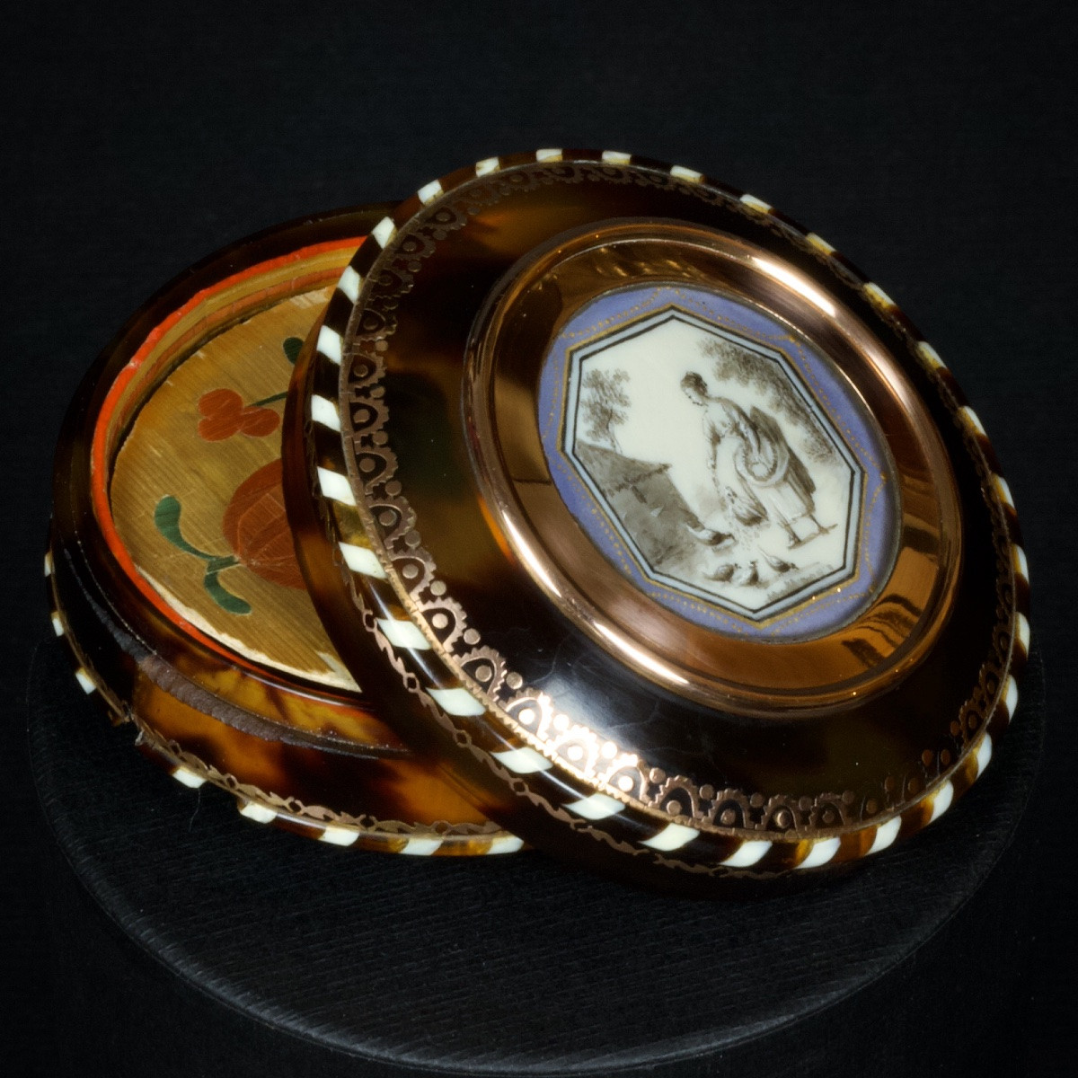 Petite boîte circulaire, Fermière aux volatiles, écaille,  or rose (?) Fin XVIIIe Début XIXe-photo-1