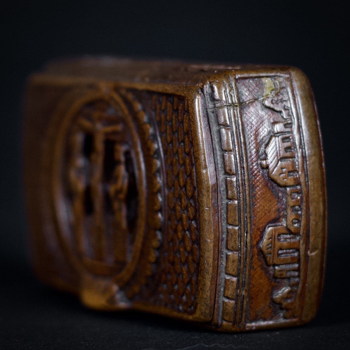 Carved Wooden Snuffbox With Crucifixion Decoration, 19th Century-photo-1