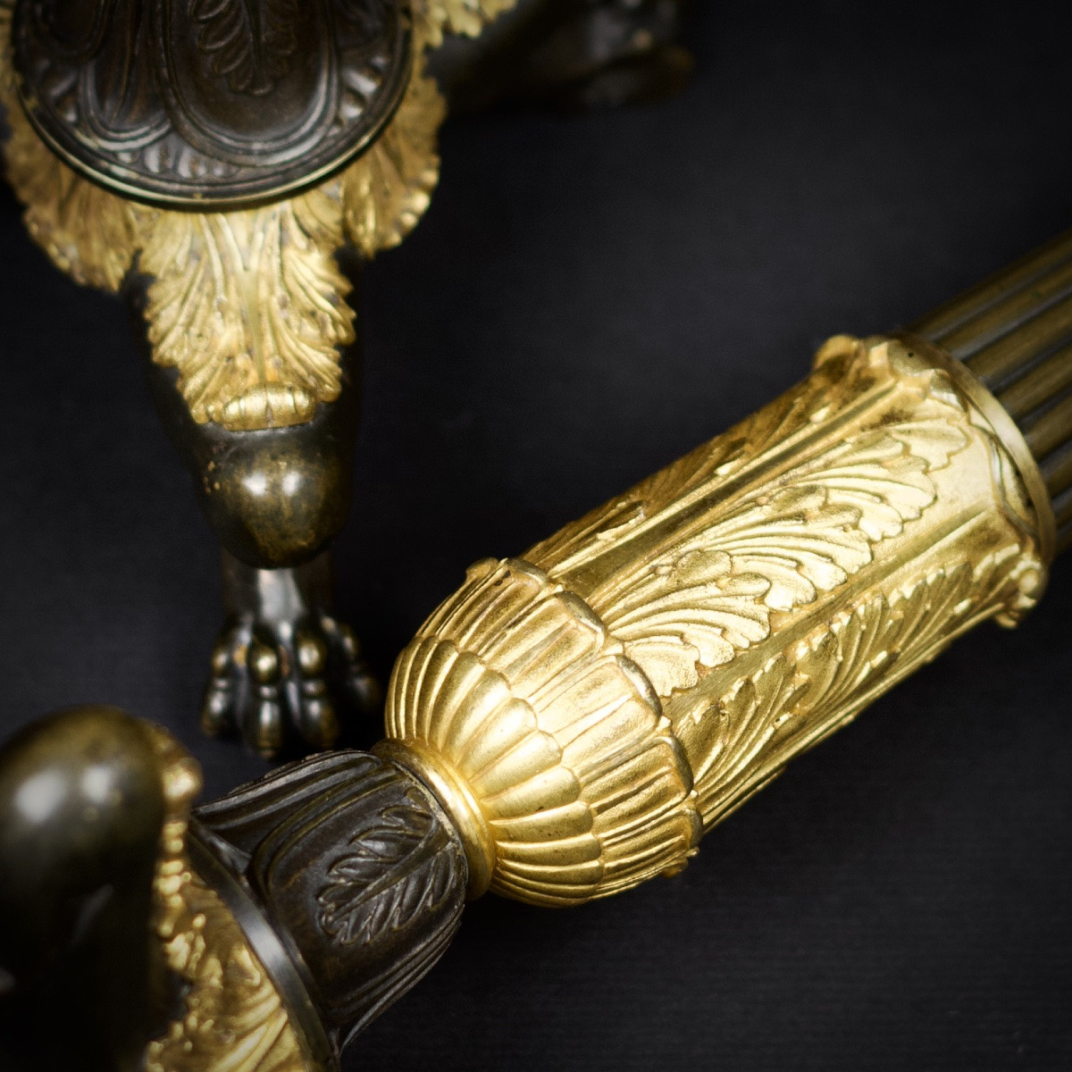 Paire de flambeaux style Empire Restauration en bronze à double patine et pieds griffes-photo-2