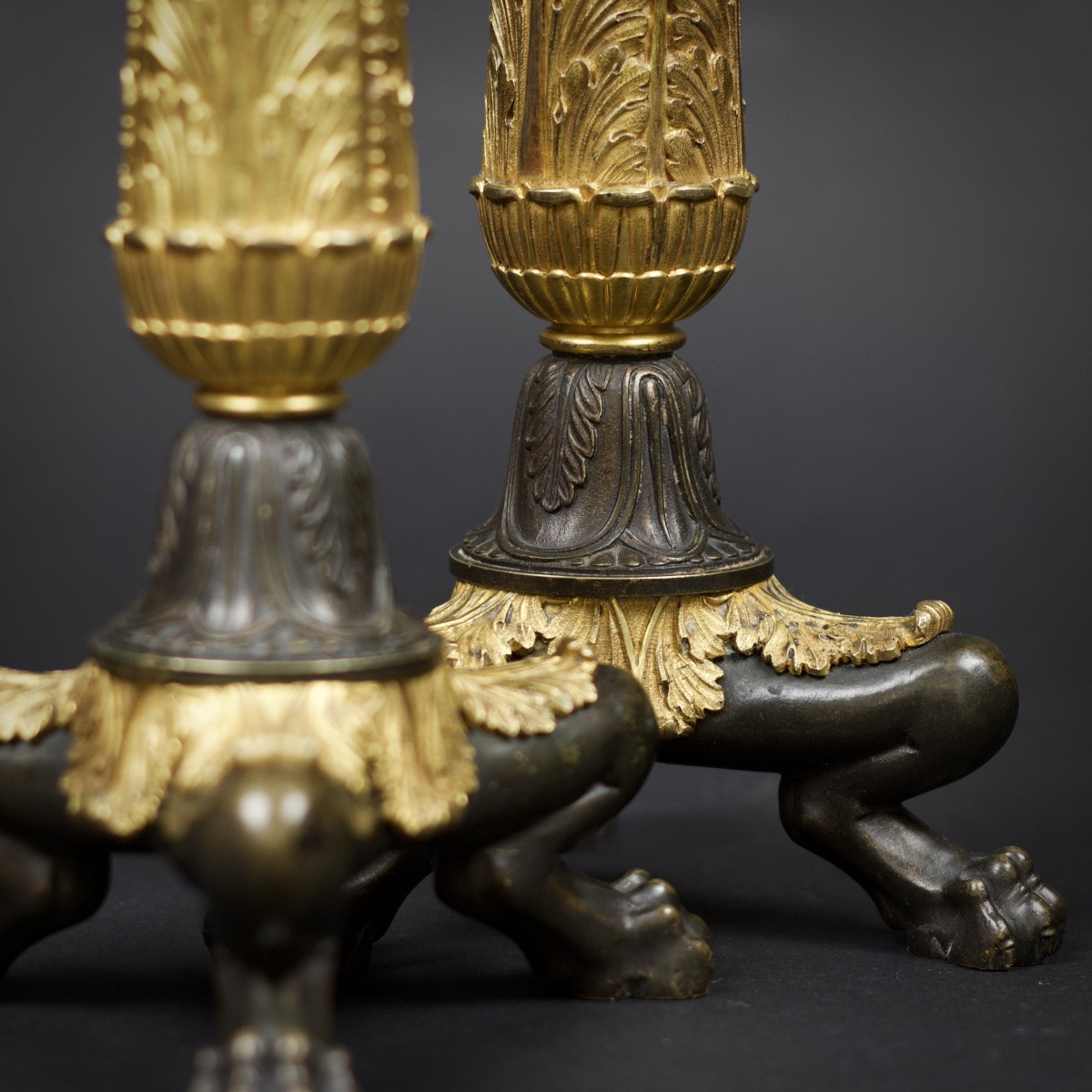 Paire de flambeaux style Empire Restauration en bronze à double patine et pieds griffes-photo-3