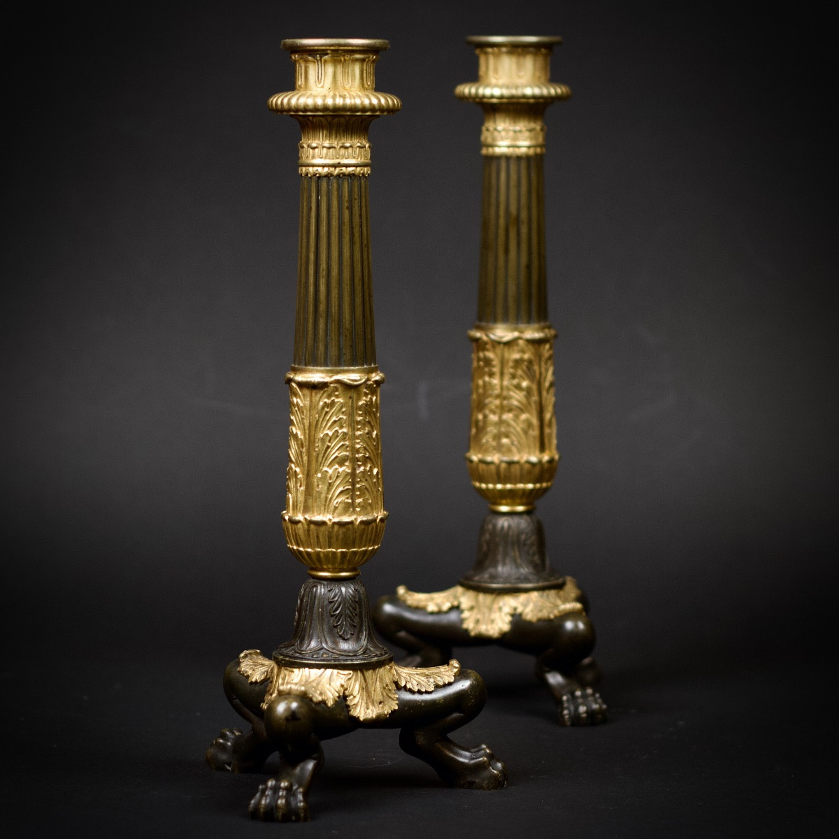 Paire de flambeaux style Empire Restauration en bronze à double patine et pieds griffes-photo-4