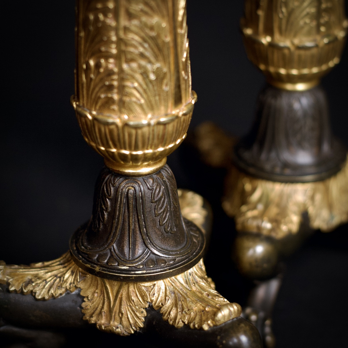 Paire de flambeaux style Empire Restauration en bronze à double patine et pieds griffes-photo-3
